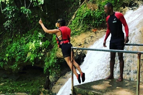 Ocho Rios : Aventure dans les chutes et la rivière Blue Hole avec shopping