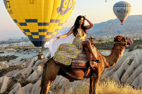 Cappadocia: giro in cammello all&#039;alba con mongolfiereCappadocia: giro in cammello al tramonto