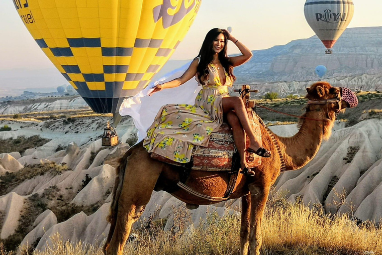 Cappadocia: giro in cammello all&#039;alba con mongolfiereCappadocia: giro in cammello al tramonto