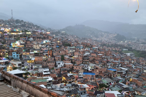 Medellín: Comuna 13 Night Tour - Full Experience with Dinner Medellín: Night Tour of Comuna 13 with a gastronomic experience