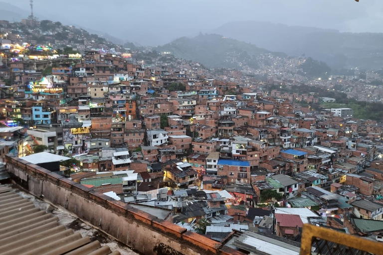 Medellín: Comuna 13 Night Tour - Full Experience with Dinner Medellín: Night Tour of Comuna 13 with a gastronomic experience