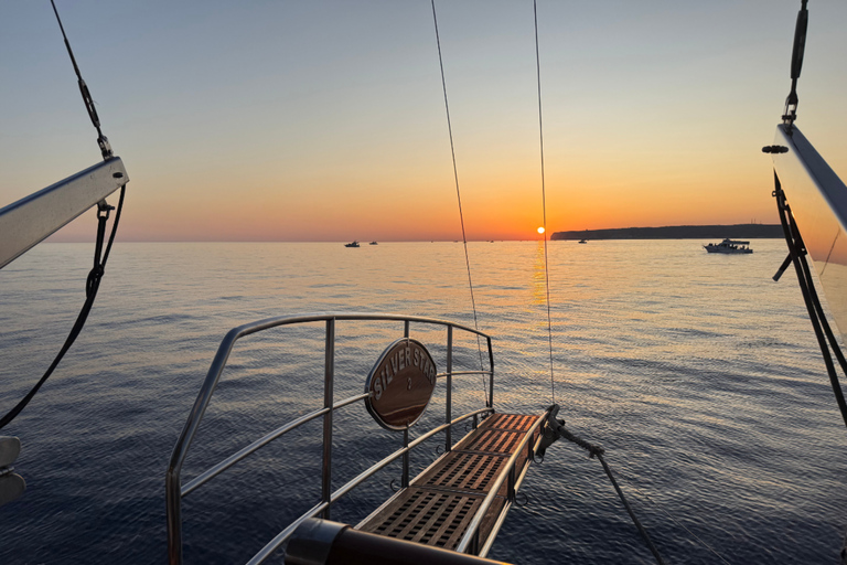 Lampedusa: Sunset Gulet Trip with Aperitif Dinner and Dolphin Watching