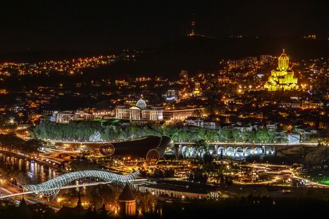 Tbilisi bij nacht: 2 uur durende rondleiding met proeverijen