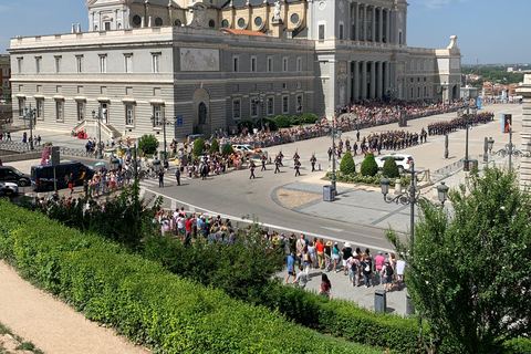 Madrid: Private Tuk Tuk Tour with Expert Guide and Panoramic Views The Classics Tour ~ Discover Madrid in 60 minutes from your STARTING POINT!