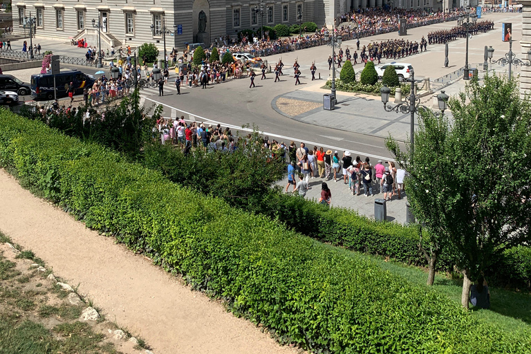 Madrid: Private Tuk Tuk Tour with Expert Guide and Panoramic Views The Classics Tour ~ Discover Madrid in 60 minutes from your STARTING POINT!