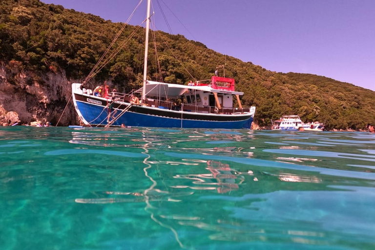 Desde Lefkimmi: Excursión en barco a Sivota y la Laguna AzulExcursiones en barco a Sivota, Laguna Azul (desde Lefkimmi - Kavos)