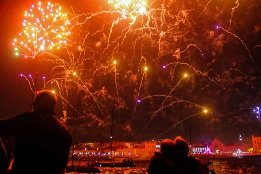 Silvesterkreuzfahrt mit DJ, offener Bar & Galadinner-Option. Foto: GetYourGuide