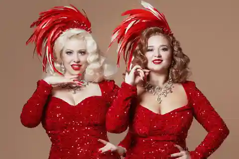 Blondes Prefer Gentlemen: blændende showgirls, der synger live