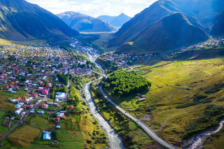 Tour di Kazbegi con una fantastica vista sulle montagne del Caucaso