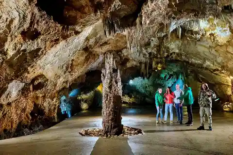 Montenegro: Geführte Tour durch die Lipa-Höhle mit Transfer
