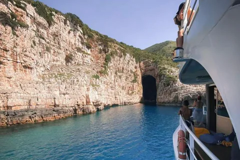 Von Vlore aus: Bootsfahrt nach Sazan und Karaburun