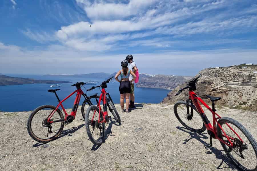 Santorin: E-Bike Tour Erlebnis. Foto: GetYourGuide Santorin: E-Bike Tour Erlebnis. Foto: GetYourGuide