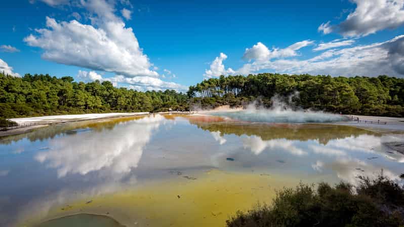 Von Auckland aus: Wai-O-Tapu & Polynesian Spa Rotorua Tagestour