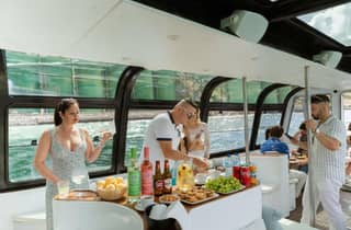 Lissabon: Premium-Bootstour mit Sangria, Pizza und offener Bar