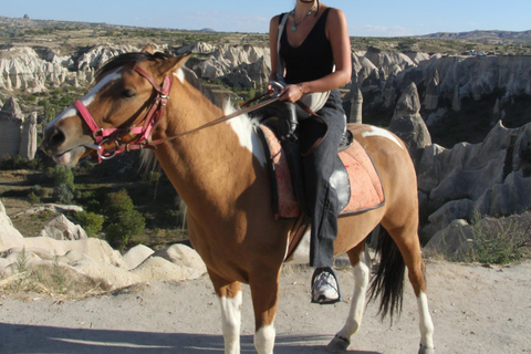 Kapadocja: przejażdżka konna po Dolinie MiłościCappadocia: Love Valley Horseback Riding Tour