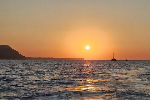 Santorini: Passeio de barco tradicional ao pôr do sol com comida e bebida