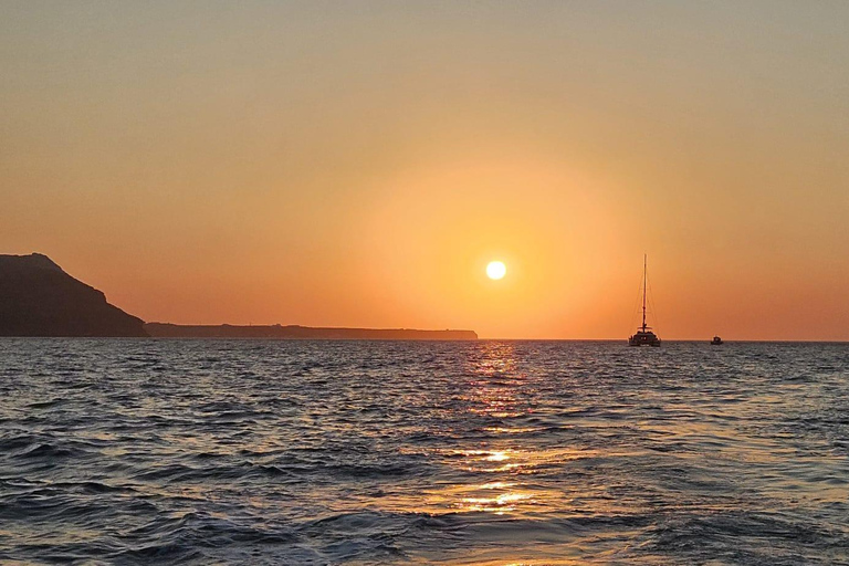 Santorini: Passeio de barco tradicional ao pôr do sol com comida e bebida