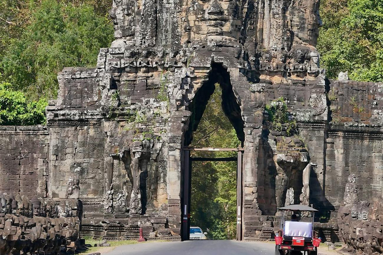 Siem Reap: Private Angkor Wat Tuk-Tuk Tour in Spanish Angkor Wat Sunset & Small Circuit (Spanish-Speaking Guide)