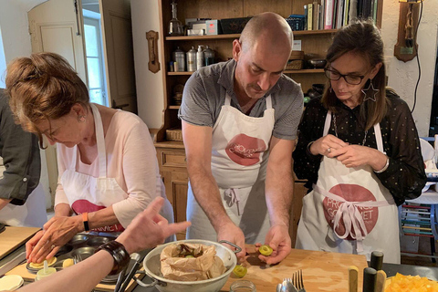 Guangzhou: Cooking Class with Local Family & Market Tour