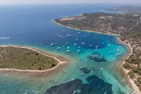 From Split: Boat Tour to Blue Lagoon, Shipwreck & Trogir