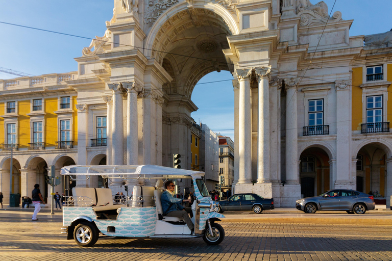 Lizbona: Zwiedzanie zabytków z tuk tukiemZwiedzanie Chiado i Bairro Alto z tuk tukiem