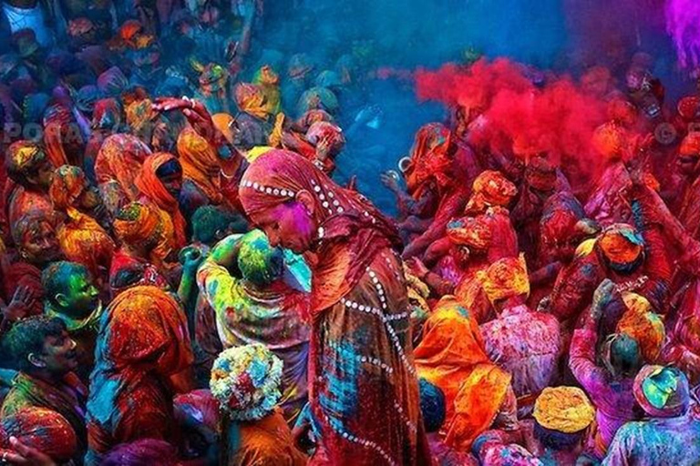 Abenteuer am selben Tag: Delhi Sightseeing und Holi-Feierlichkeiten.