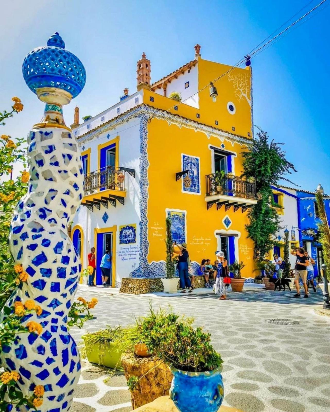 Borgo Parrini im Gaudí-Stil: Spaziergang durch ein farbenfrohes Kunstdorf