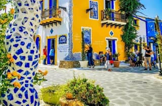 Borgo Parrini im Gaudí-Stil: Spaziergang durch ein farbenfrohes Kunstdorf
