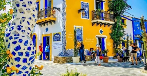 Gaudí-style Borgo Parrini: walking tour in a colorful art village