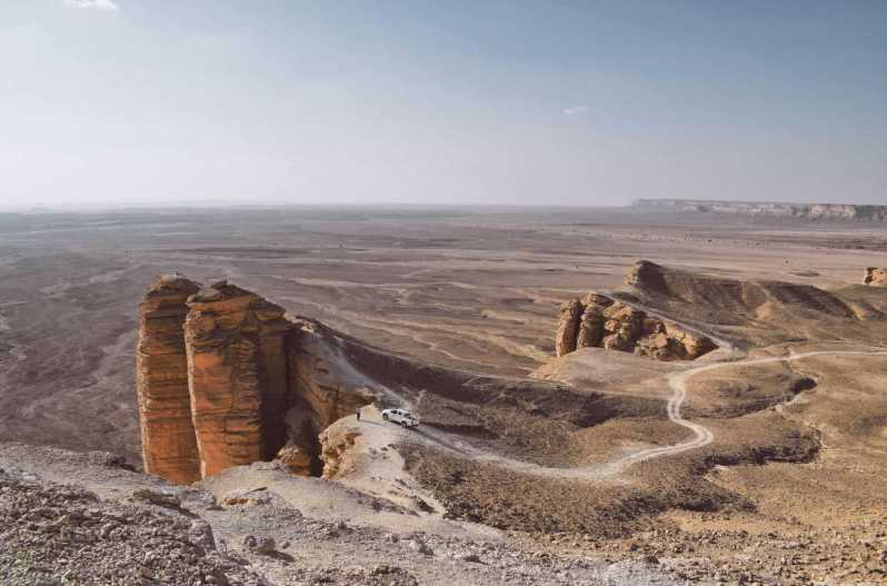 Desde Riad: Excursión de un día a las Montañas Tuwaiq y la Meseta de Najd