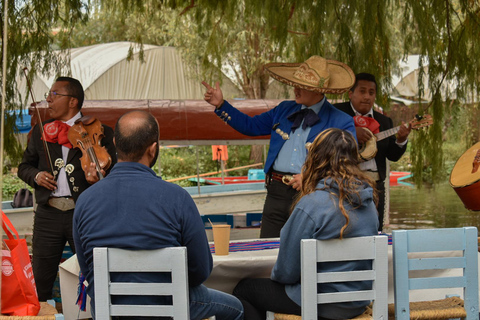 Xochimilco Mexican Fiesta com bebidas e lanches ilimitados.