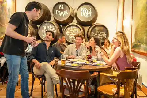 Málaga: Tapas, Wijn & Rooftops tour in kleine groep