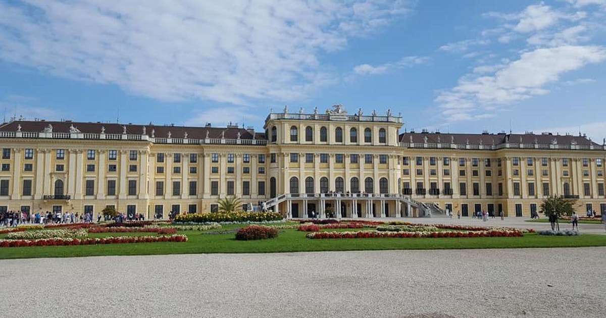 Paleis Schönbrunn met kerstmarkt GetYourGuide