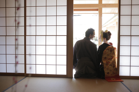 Templo kiyomizu de Kyoto: sessão de fotos do casal Maiko e Samurai