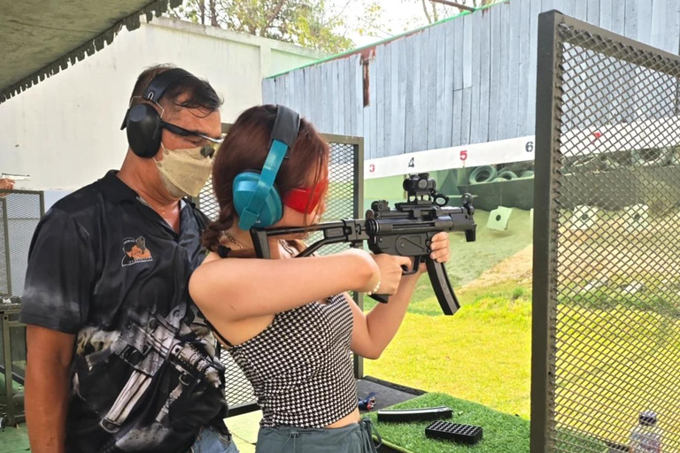 Aventura en el campo de tiro del ejército de Bangkok y visita a una tostadora de caféTiro con .38×25 y .22×50 (1-3 personas) + café de bienvenida