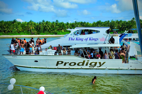 Punta Cana: Sunset Boat Party with Open Bar, DJ & Fire Show