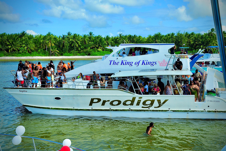 Punta Cana: Sunset Boat Party with Open Bar, DJ & Fire Show