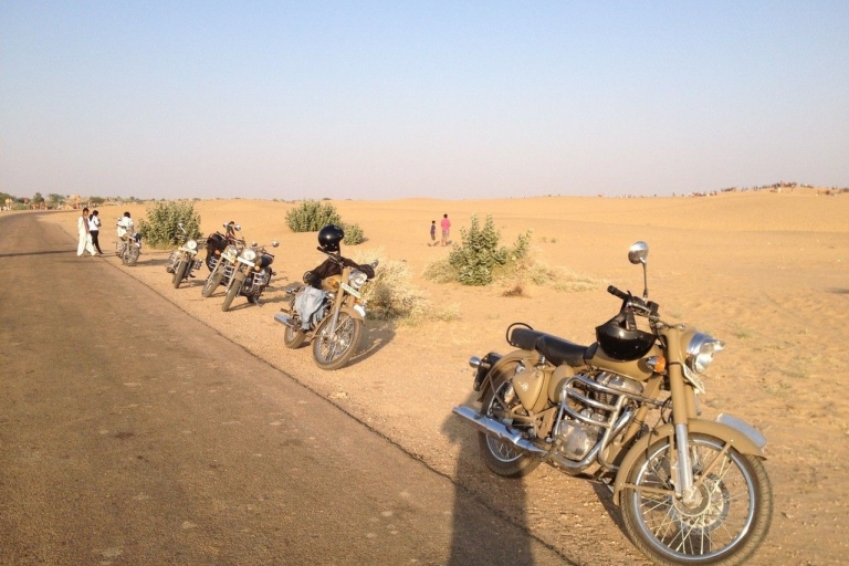 5-dniowa wycieczka motocyklowa po Jaipur, Ranthamborze i Pushkar.5-dniowa wycieczka do Royal Enfield z zakwaterowaniem w zabytkowym hotelu.