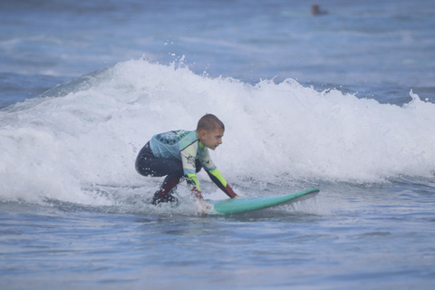 Playa de Las Americas: Lekcja grupowa surfingu z wyposażeniem