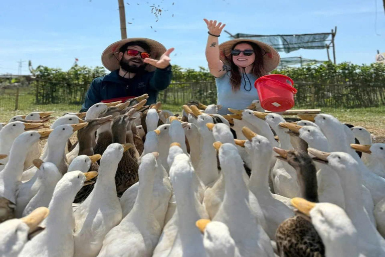 Hoi An: Tra Que Village, Duck Stop, and Sunset Bike Tour