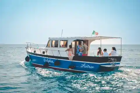 Syracuse: Boat tour with barbeque on board