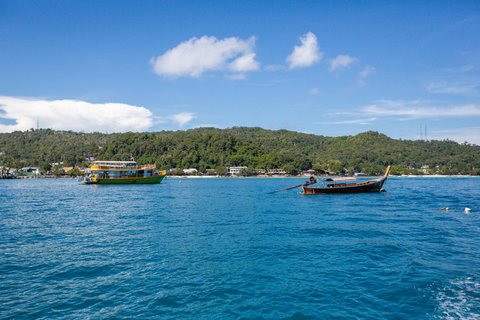 Phi Phi: Tidig morgontur till Maya Bay med longtailbåt