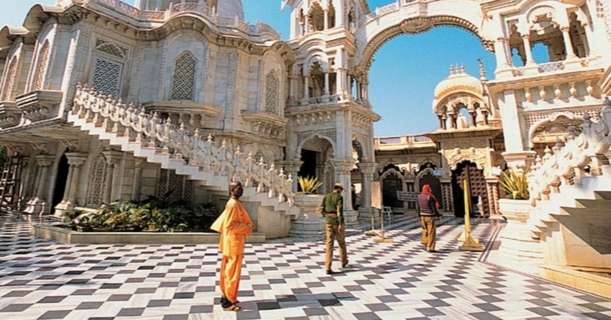 Vrindavan Safety Tips: बांके बिहारी के दर्शन करने जा रहे हैं? वृंदावन में भूलकर भी न करें ये गलतियां 4 148