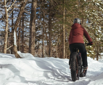 Mont-Saint-Bruno: entrada no parque com fat-bike e raquetes de neve