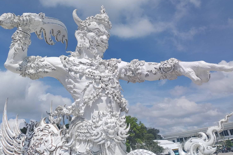 Excursión a los templos rojo, azul y blanco y a las aguas termales desde Chaing MaiTemplos rojos, azules y blancos y viaje a aguas termales desde Chaing Mai