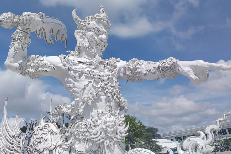 Excursión a los templos rojo, azul y blanco y a las aguas termales desde Chaing MaiTemplos rojos, azules y blancos y viaje a aguas termales desde Chaing Mai
