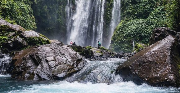 Lombok Senaru: Sasak Village, Waterfall & River Tubing Tour