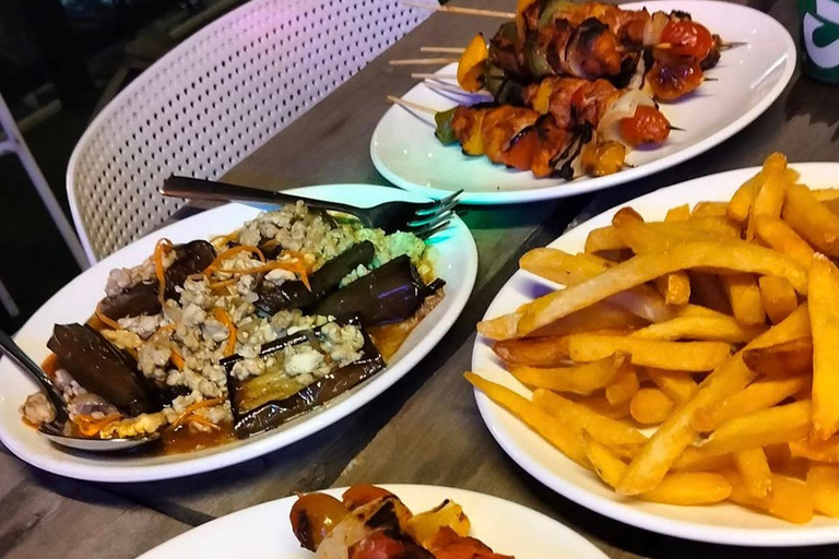 بنوم بنه: رحلة بحرية عند غروب الشمس مع البيرة والشواء