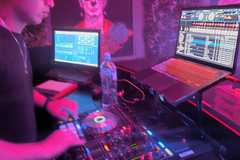 Cuenca: Bar crawl with drinks and free club entry