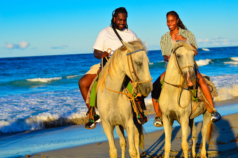 Punta Cana : Randonnée à cheval avec coucher de soleil sur la plage de Macao